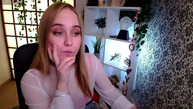 Snapshot of LianaBright chatting on 12.17.24 LianaBright online show from 12.17.24