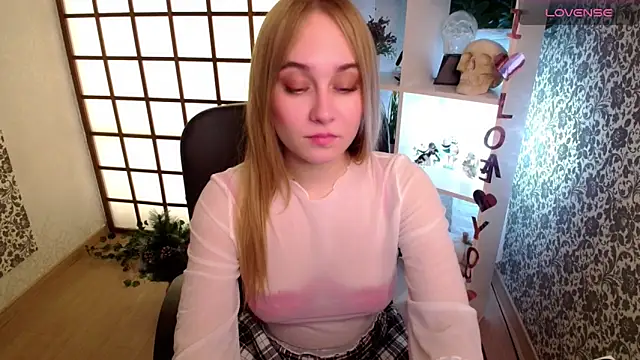 Snapshot of LianaBright chatting on 12.25.24 LianaBright online show from 12.25.24