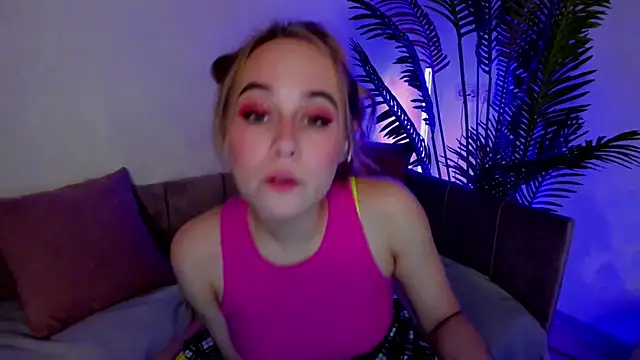 Snapshot of LianaBright chatting on 12.28.24 LianaBright online show from 12.28.24