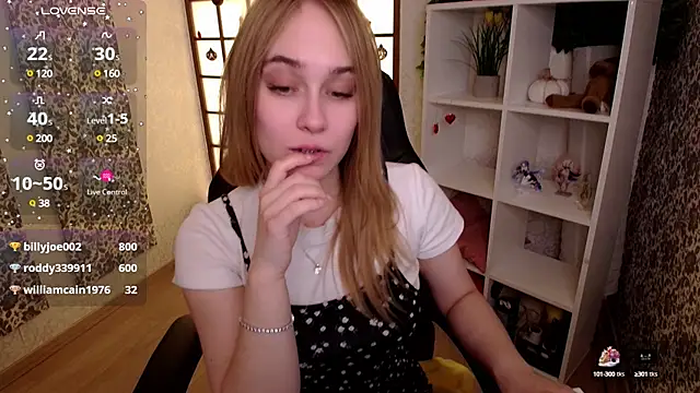 Snapshot of LianaBright chatting on 01.30.25 LianaBright online show from 01.30.25
