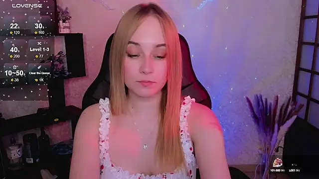 Snapshot of LianaBright chatting on 03.08.25 LianaBright online show from 03.08.25
