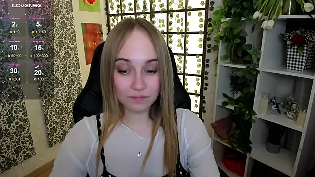 Snapshot of LianaBright chatting on 03.10.25 LianaBright online show from 03.10.25