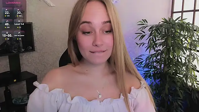 Snapshot of LianaBright chatting on 03.13.25 LianaBright online show from 03.13.25