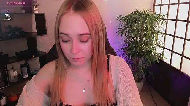 Snapshot of LianaBright chatting on 03.22.25 LianaBright online show from 03.22.25