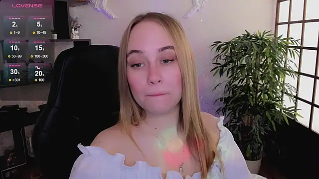Snapshot of LianaBright chatting on 03.23.25 LianaBright online show from 03.23.25