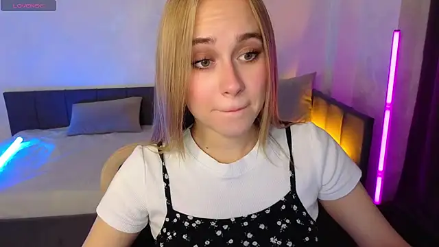 Snapshot of LianaBright chatting on 09.18.25 LianaBright online show from 09.18.25