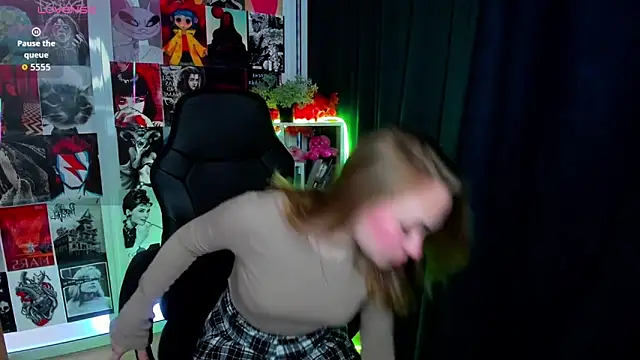 Snapshot of LianaBright chatting on 02.13.26 LianaBright online show from 02.13.26