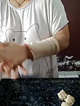 Snapshot of milf-kaira chatting on 01.04.25 milf-kaira online show from 01.04.25