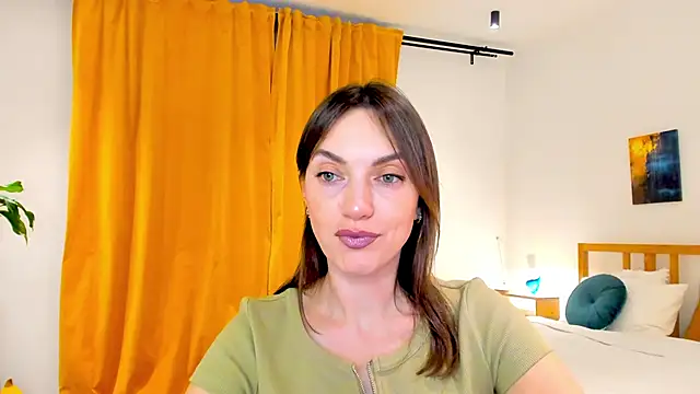 LovelyeeMia online show from 12.13.24