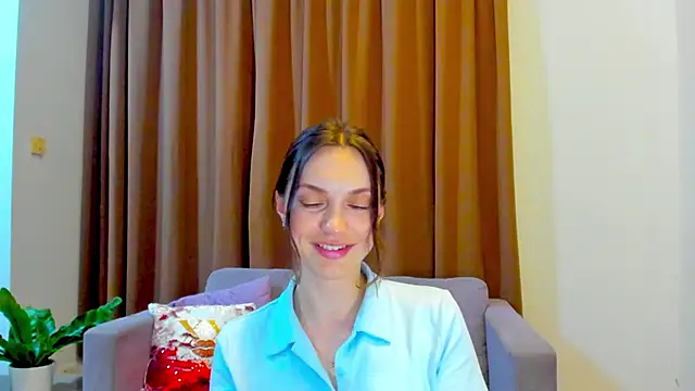 LovelyeeMia online show from 10.28.25