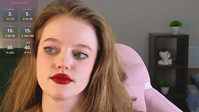 Snapshot of Eveleen_Soleen chatting on 12.13.24 Eveleen Soleen online show from 12.13.24