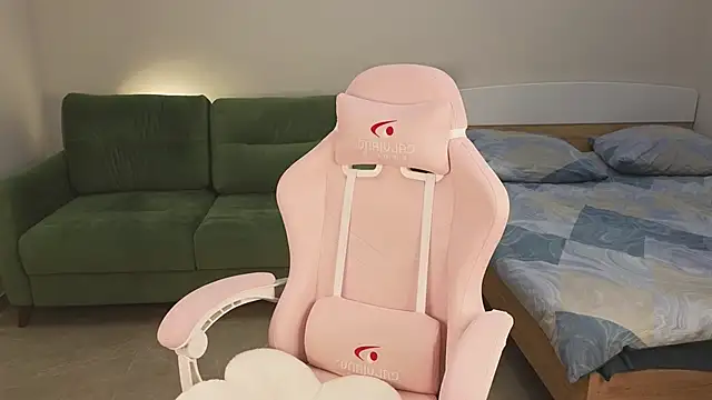 Snapshot of Eveleen_Soleen chatting on 02.09.25 Eveleen Soleen online show from 02.09.25