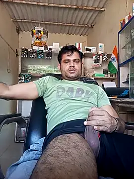 Snapshot of Priynkarani chatting on 11.29.25 Priynkarani online show from 11.29.25