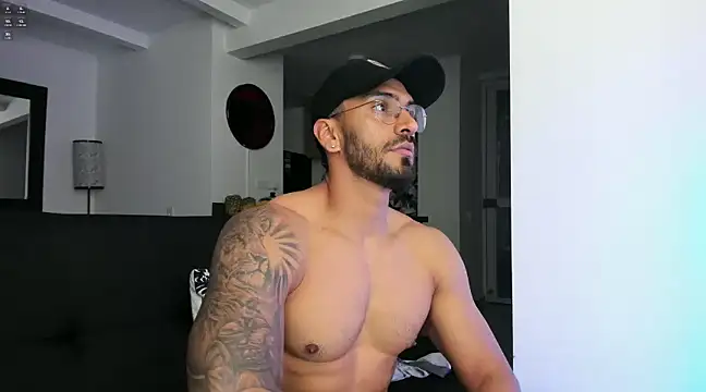 Snapshot of tony_muscle chatting on 12.24.24 tony muscle online show from 12.24.24