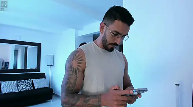 Snapshot of tony_muscle chatting on 01.06.25 tony muscle online show from 01.06.25