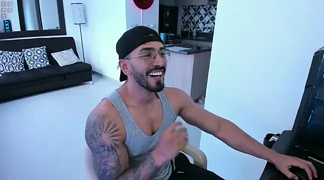 Snapshot of tony_muscle chatting on 01.16.25 tony muscle online show from 01.16.25
