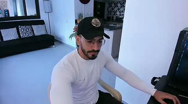 Snapshot of tony_muscle chatting on 01.17.25 tony muscle online show from 01.17.25