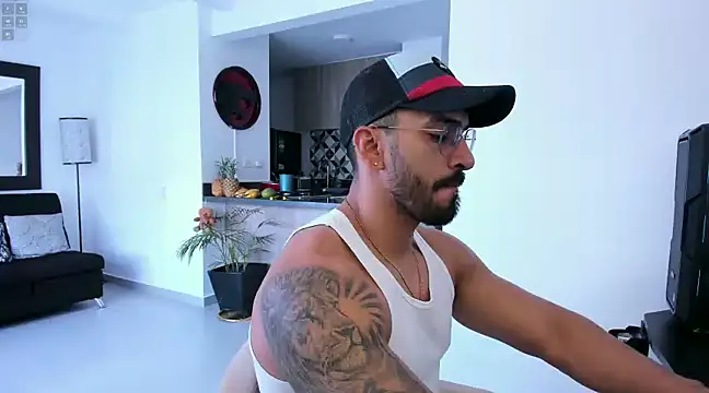 Snapshot of tony_muscle chatting on 01.18.25 tony muscle online show from 01.18.25