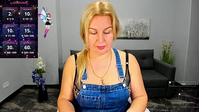 Snapshot of Lili_Crossi chatting on 09.22.25 Lili Crossi online show from 09.22.25