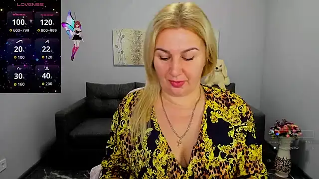 Snapshot of Lili_Crossi chatting on 09.30.25 Lili Crossi online show from 09.30.25