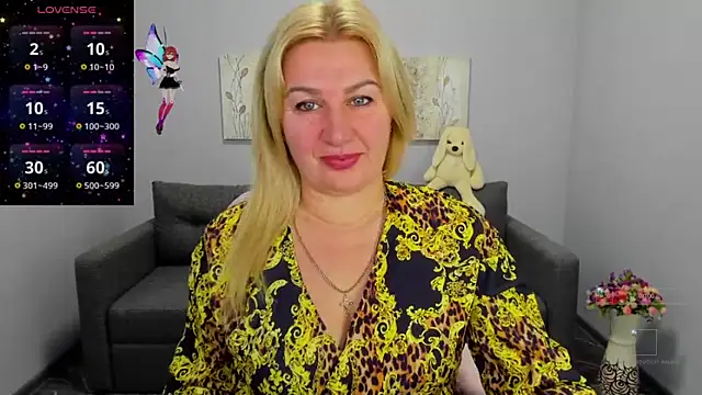 Snapshot of Lili_Crossi chatting on 10.13.25 Lili Crossi online show from 10.13.25