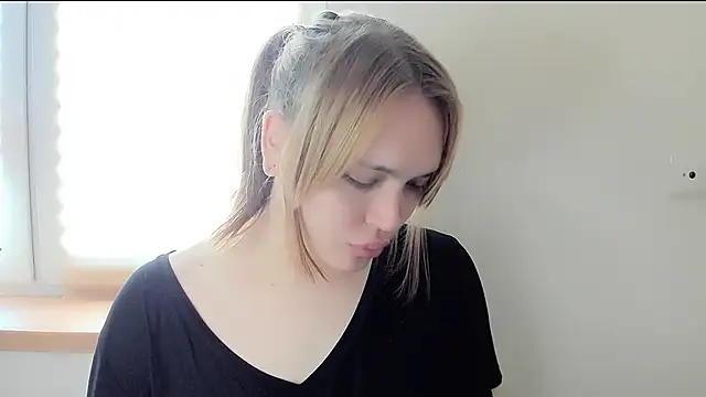 Snapshot of fem_to chatting on 02.23.25 fem to online show from 02.23.25