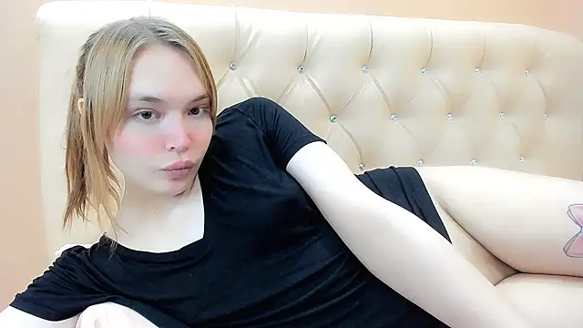 Snapshot of fem_to chatting on 02.23.25 fem to online show from 02.23.25