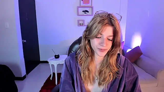 Nora Vennucci online show from 02.12.25