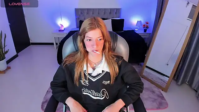 Nora Vennucci online show from 03.21.25