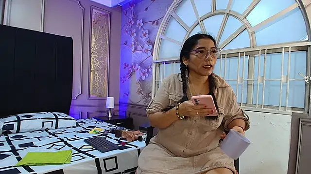 mature bigass   online show from 12.17.25