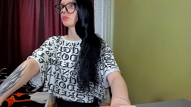 Snapshot of Hi_Kitti chatting on 03.11.25 Hi Kitti online show from 03.11.25