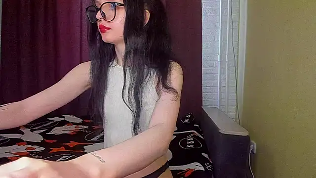 Snapshot of Hi_Kitti chatting on 03.19.25 Hi Kitti online show from 03.19.25