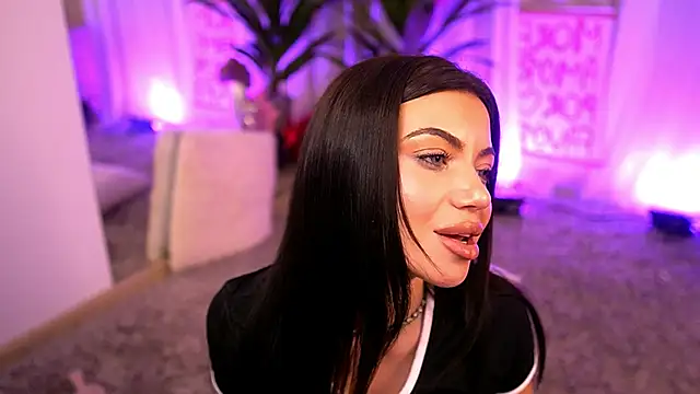 EsmeeLuv online show from 02.20.25