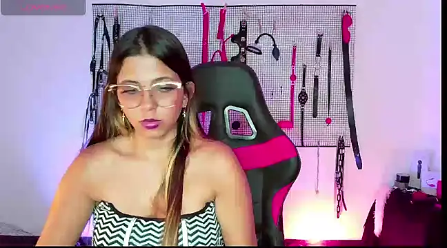 Megaan Greey online show from 12.12.24