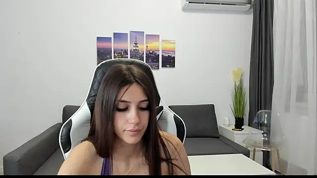 Snapshot of Kimi_Ivy chatting on 10.19.25 Kimi Ivy online show from 10.19.25