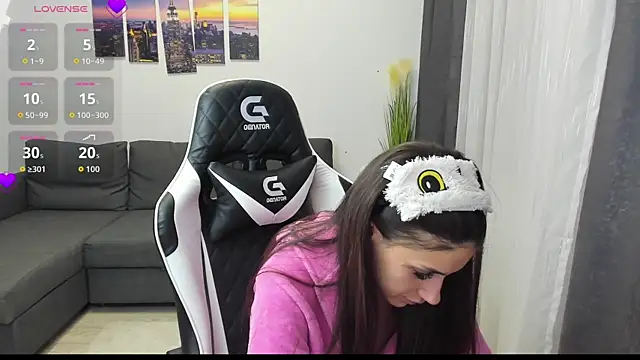 Snapshot of Kimi_Ivy chatting on 10.31.25 Kimi Ivy online show from 10.31.25