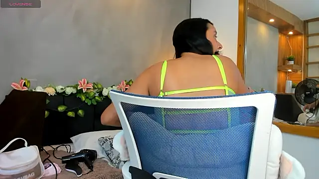 Hannah williams1 online show from 12.04.24