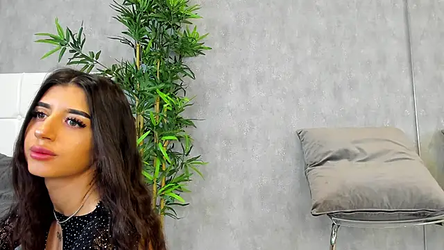 Snapshot of KatelynSparks chatting on 03.19.25 KatelynSparks online show from 03.19.25