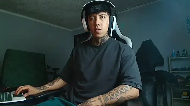 Snapshot of Nickhot0609 chatting on 09.19.25 Nickhot0609 online show from 09.19.25