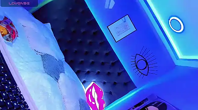 Hallyhott online show from 12.16.24