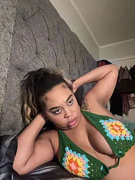 Snapshot of camiliaskye chatting on 09.13.25 camiliaskye online show from 09.13.25