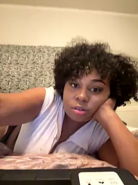 Snapshot of camiliaskye chatting on 10.10.25 camiliaskye online show from 10.10.25