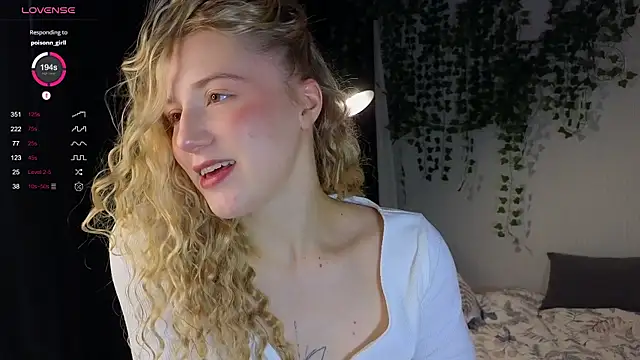 Snapshot of ArianaMur chatting on 12.15.24 ArianaMur online show from 12.15.24