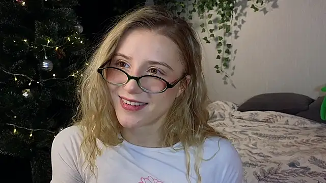 Snapshot of ArianaMur chatting on 12.16.24 ArianaMur online show from 12.16.24