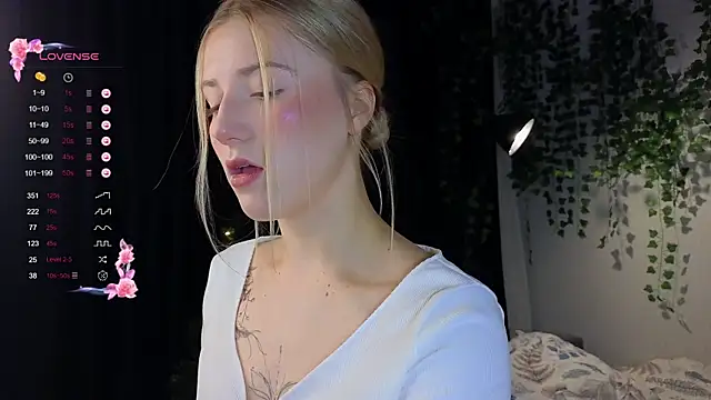 Snapshot of ArianaMur chatting on 12.24.24 ArianaMur online show from 12.24.24