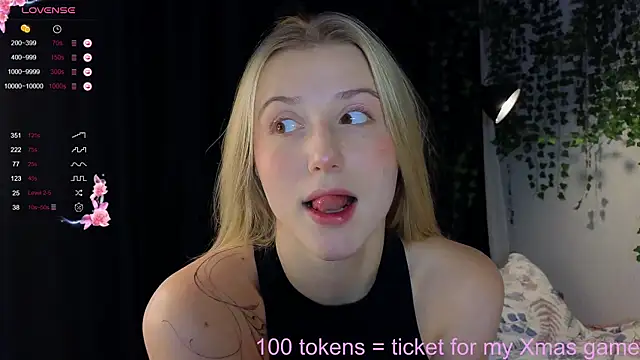 Snapshot of ArianaMur chatting on 12.25.24 ArianaMur online show from 12.25.24