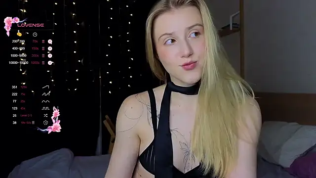 Snapshot of ArianaMur chatting on 01.11.25 ArianaMur online show from 01.11.25