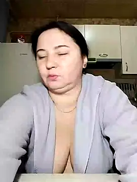 Snapshot of Holly-69 chatting on 01.01.25 Holly-69 online show from 01.01.25