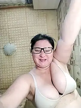 Snapshot of Holly-69 chatting on 09.26.25 Holly-69 online show from 09.26.25