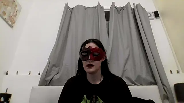 Snapshot of LexiSnowUK chatting on 12.13.25 LexiSnowUK online show from 12.13.25